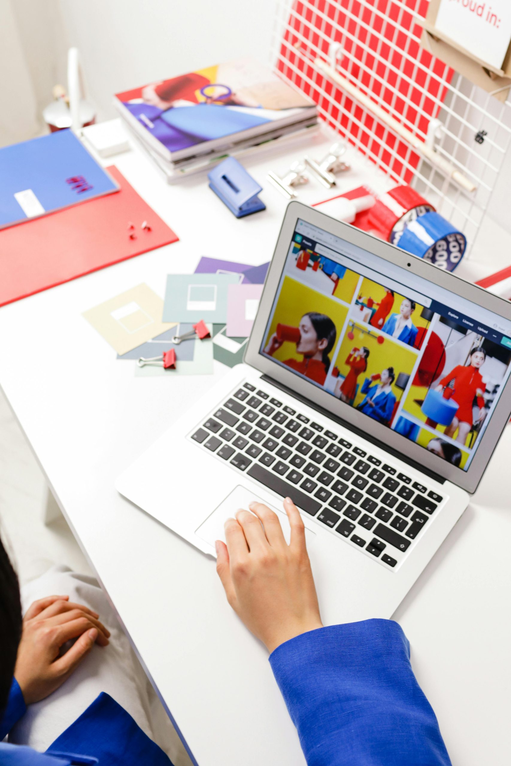 Virtual colour consultant online, laptop colour analysis session