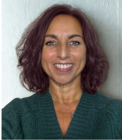 Cooler colours brings out even skin tone and features.